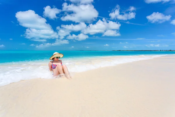 Giovane donna sulla spiaggia — Foto Stock