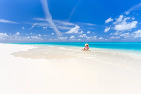 Young woman on the beach — Stock Photo, Image