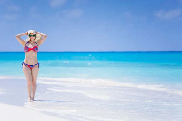 Mujer joven en la playa —  Fotos de Stock