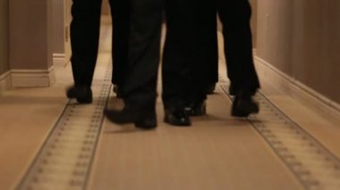 adam siyah ayakkabı ayak