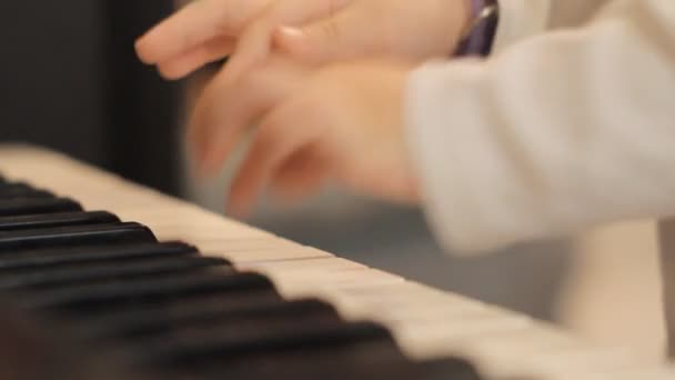 Childs manos tocando piano — Vídeos de Stock