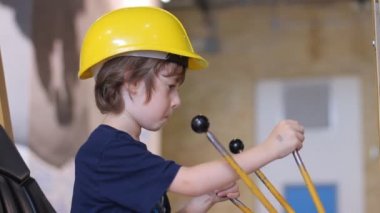 Çocuk Ekskavatör oturan Oluşturucusu kask içinde