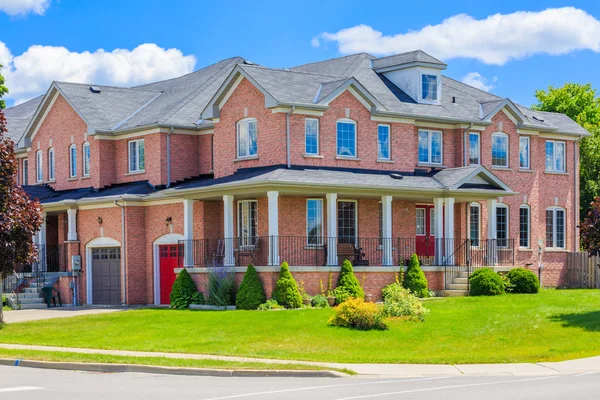 Maison de luxe dans la banlieue de Toronto — Photo