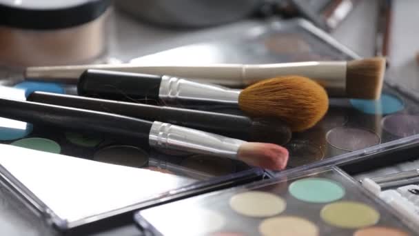 Pinceles de maquillaje y paleta cosmética — Vídeos de Stock