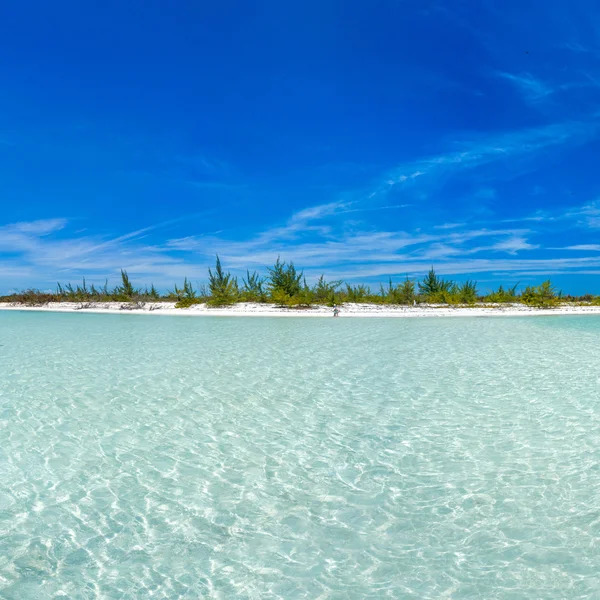 Mare dei Caraibi e isola solitaria — Foto Stock