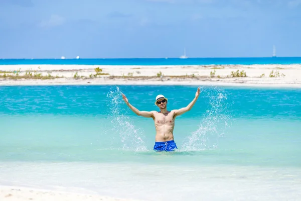 Joven en la playa —  Fotos de Stock