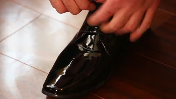 Man tying leather shoe — Stock Video