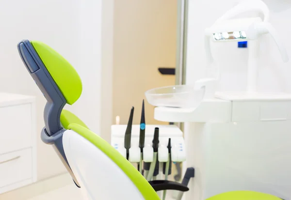 Cadeira de dentistas em uma sala médica — Fotografia de Stock