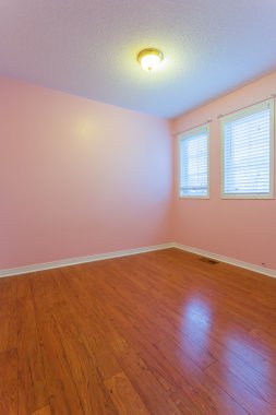 Boş yatak odasında pembe renk