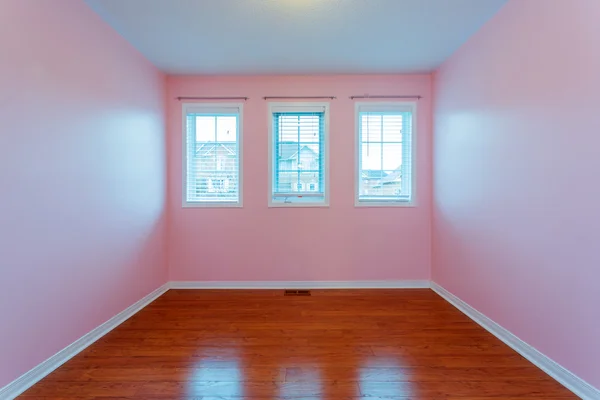 ピンク色の空の寝室 — ストック写真
