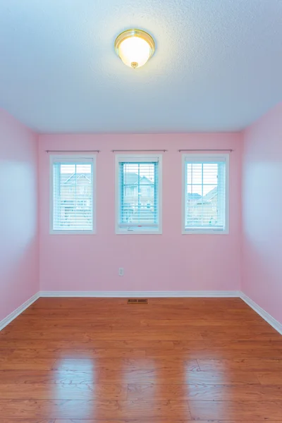 Lege slaapkamer in roze kleur — Stockfoto