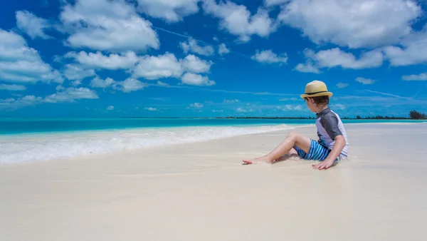 Menino relaxante na praia tropical — Fotografia de Stock