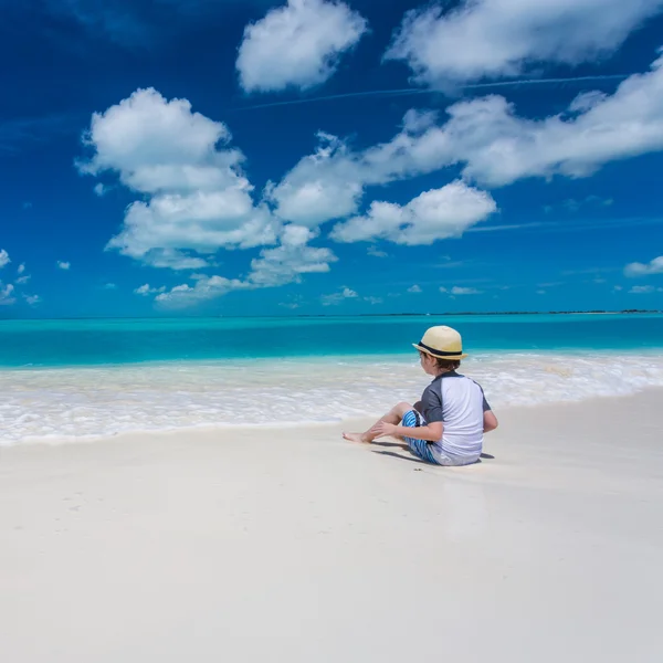 Menino relaxante na praia tropical — Fotografia de Stock