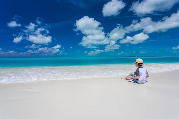 Boy relaxační na tropické pláži — Stock fotografie