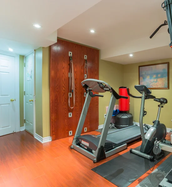 Interieur van nieuwe fitnessruimte met apparatuur van het — Stockfoto