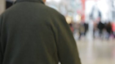 Alışveriş arka plan ve insanlar bokeh ile alışveriş merkezinde yürüyen kalabalık bulanıklığı