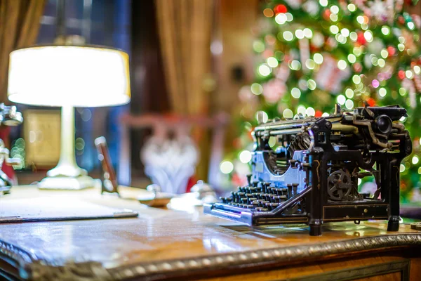 Retro Kerstmis interieur met oude schrijfmachine — Stockfoto