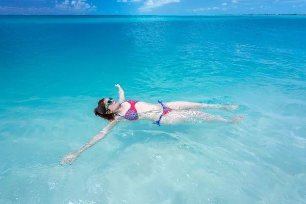 Mujer flotando sobre una espalda en el hermoso mar —  Fotos de Stock