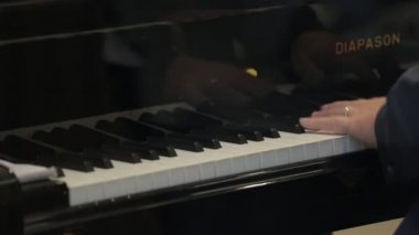 Piyano akor adam çalış