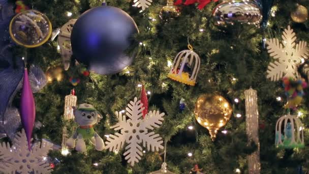 Снимок украшенного Рождества — стоковое видео