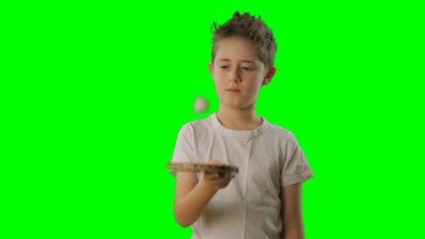 Το παιδί κάνει ταχυδακτυλουργίες το ping pong μπάλα. Πράσινη οθόνη — Αρχείο Βίντεο