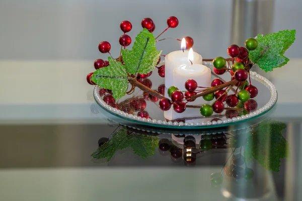 Recepción Interior con velas y flores en un plato espejo —  Fotos de Stock