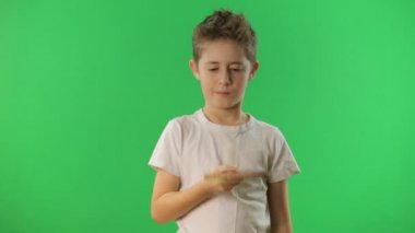 Çocuk ping pong topu juggles. Yeşil ekran