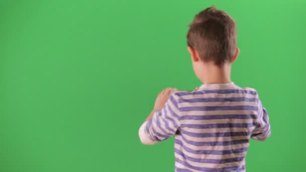 Jongen schiet video op de smartphone. Groen scherm — Stockvideo