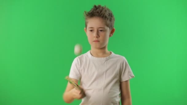 El chico hace malabares con la pelota de ping pong. Pantalla verde — Vídeo de stock