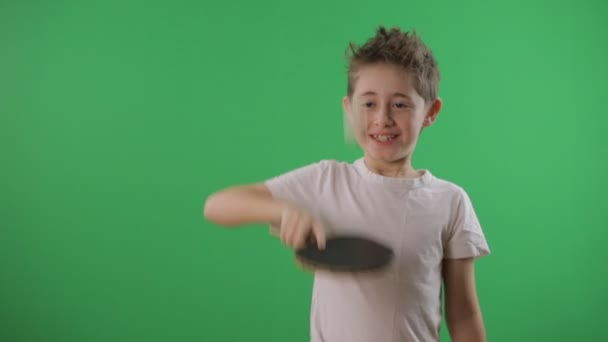 Kid jongleert de ping pong bal. Groen scherm — Stockvideo