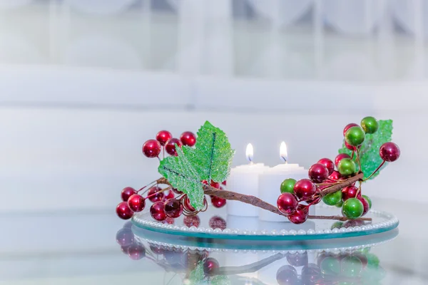 Receptionen interiör med ljus och blommor på en spegel tallrik — Stockfoto