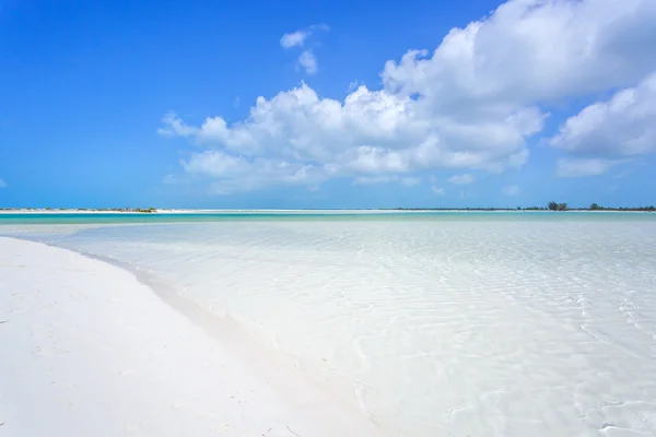 Tropická pláž na ostrově Cayo Largo — Stock fotografie