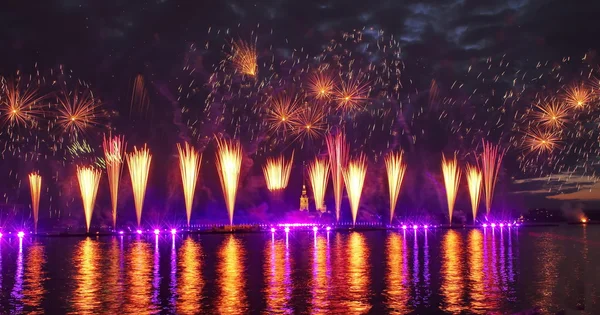 Fuegos artificiales y espectáculo de láser — Foto de Stock