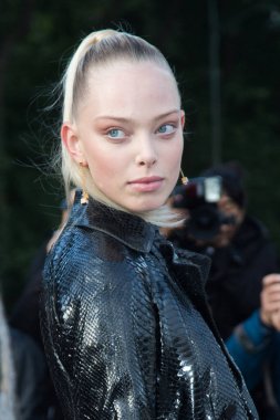 Tanya Dziahileva, Louis Vuitton Show Front Row - Paris Moda Haftası 2016 'ya katıldı. 7 Ekim 2015 Paris, Franc
