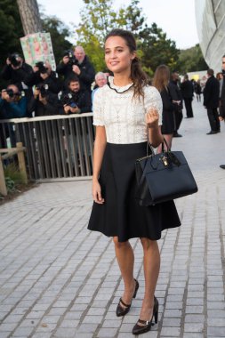 Alicia Vikander, Louis Vuitton Show Front Row - Paris Moda Haftası 2016 'ya katıldı. 7 Ekim 2015 Paris, Franc