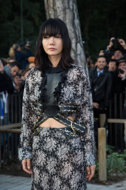 Doona Bae, Paris Moda Haftası 2016 'da Louis Vuitton Show' a katılıyor. 7 Ekim 2015 Paris, Franc