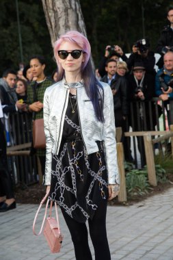 Claire Boucher Grimes, Louis Vuitton Show Front Row - Paris Moda Haftası 2016 'ya katıldı. 7 Ekim 2015 Paris, Franc
