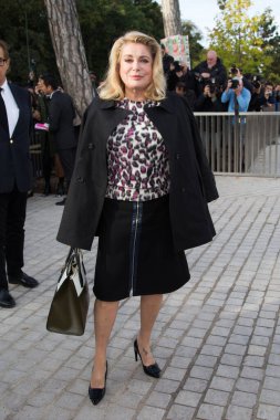 Catherine Deneuve, Louis Vuitton Show Front Row - Paris Moda Haftası 2016 'ya katıldı. 7 Ekim 2015 Paris, Franc