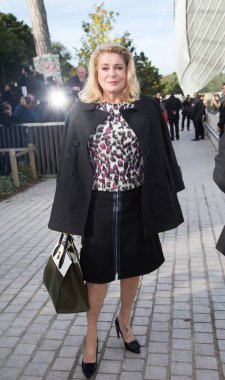 Catherine Deneuve, Louis Vuitton Show Front Row - Paris Moda Haftası 2016 'ya katıldı. 7 Ekim 2015 Paris, Franc