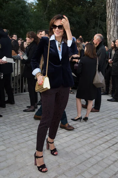 Adriana AbascalがLouis Vitton Show Front Row Paris Fashion Week 2016に参加します — ストック写真