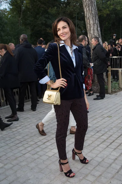 Адріана Абаскаль Відвідує Louis Vuitton Show Front Row Paris Fashion — стокове фото