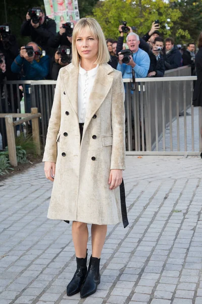 Мишель Уильямс Принимает Участие Louis Vuitton Show Front Row Paris — стоковое фото