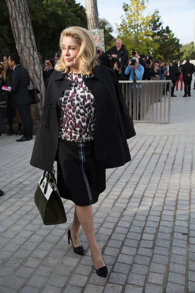 Catherine Deneuve Asiste Louis Vuitton Show Front Row Paris Fashion —  Fotos de Stock