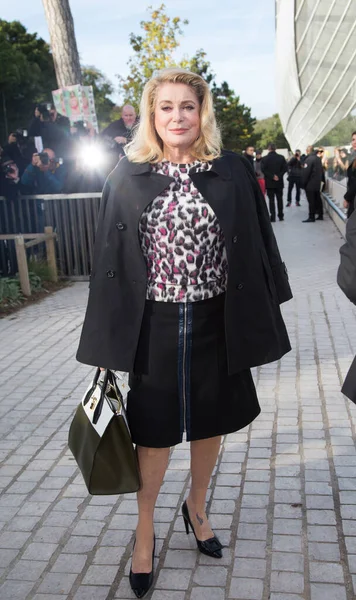 Catherine Deneuve Deltar Louis Vuitton Show Front Row Paris Fashion — Stockfoto