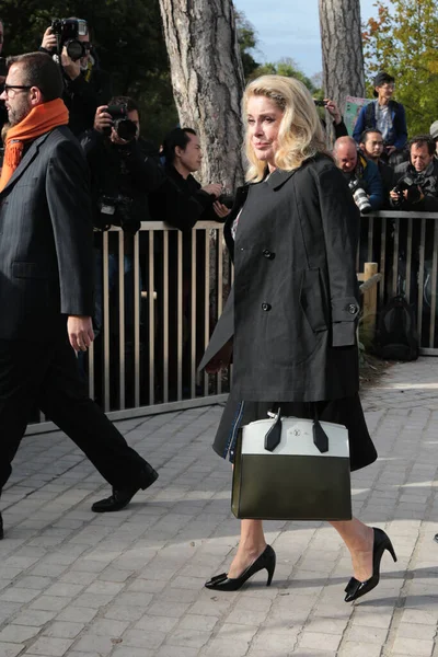 Catherine Deneuve Asiste Louis Vuitton Show Front Row Paris Fashion —  Fotos de Stock