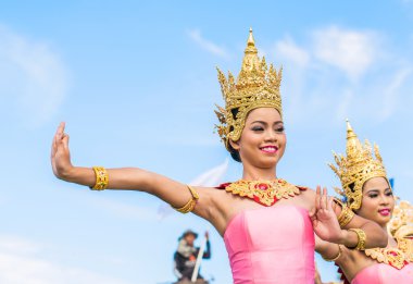 Thai dancers dancing clipart