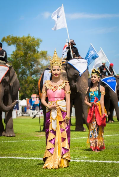 Thailändska dansare dansar — Stockfoto