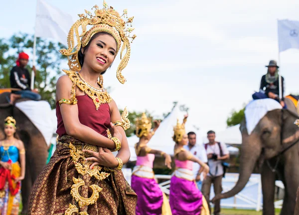 Thailändska dansare dansar — Stockfoto