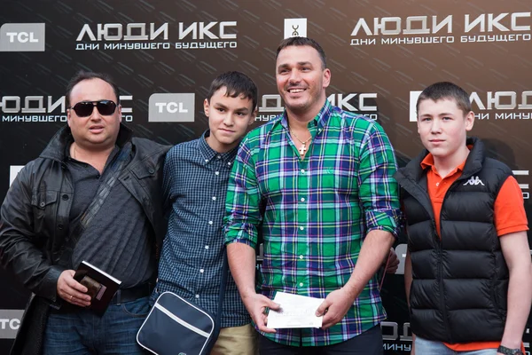 Singer Kirill Andreev med familj — Stockfoto