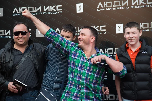 Kirill Andreev énekes a családjával — Stock Fotó